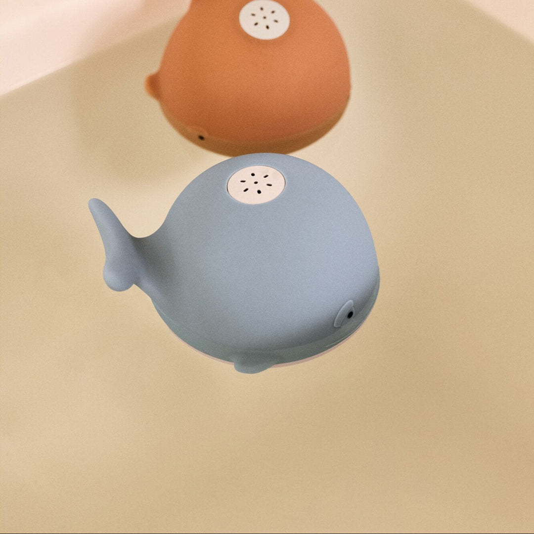 Liewood - Galen Bath Sprinkler Whale - Beach Blue