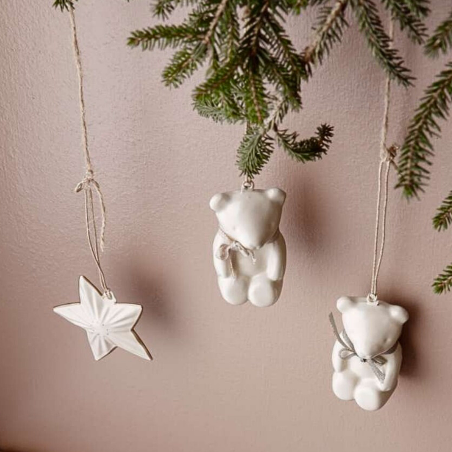 Maileg – Metal Christmas Ornament – Teddy Bear Off White/Blue