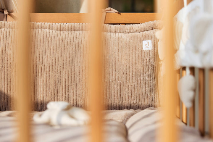Jollein - Playpen Bumper- Cloudy Rib - Milky Coffee - 180x30cm - Mabel & Fox