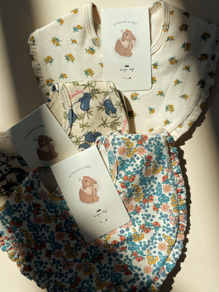 Konges Slojd - Basic Frill Bib - Peonia Limone / Brazilian Sand - Mabel & Fox