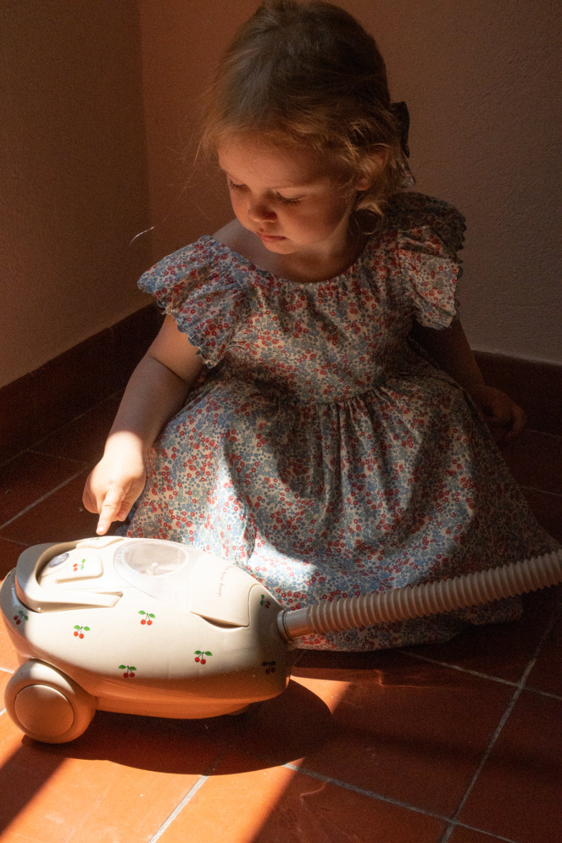 Konges Slojd - Dusty Vacuum Cleaner - Cherry