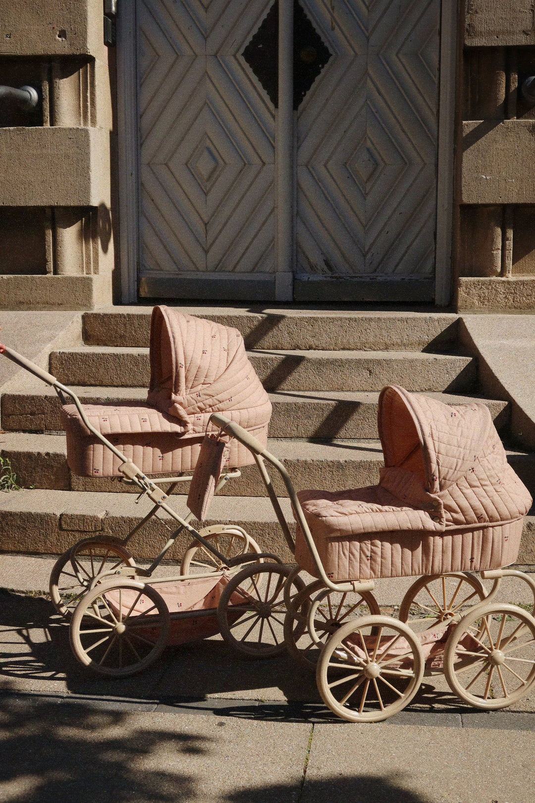 Konges Slojd - Minnie Doll Pram - Cherry Blush - Mabel & Fox