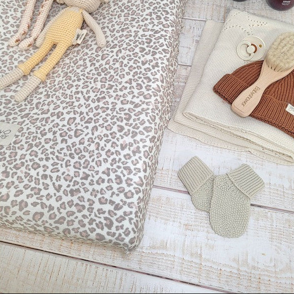 Babyshower – Changing Mat Fitted Sheet – Soft Print - Mabel & Fox