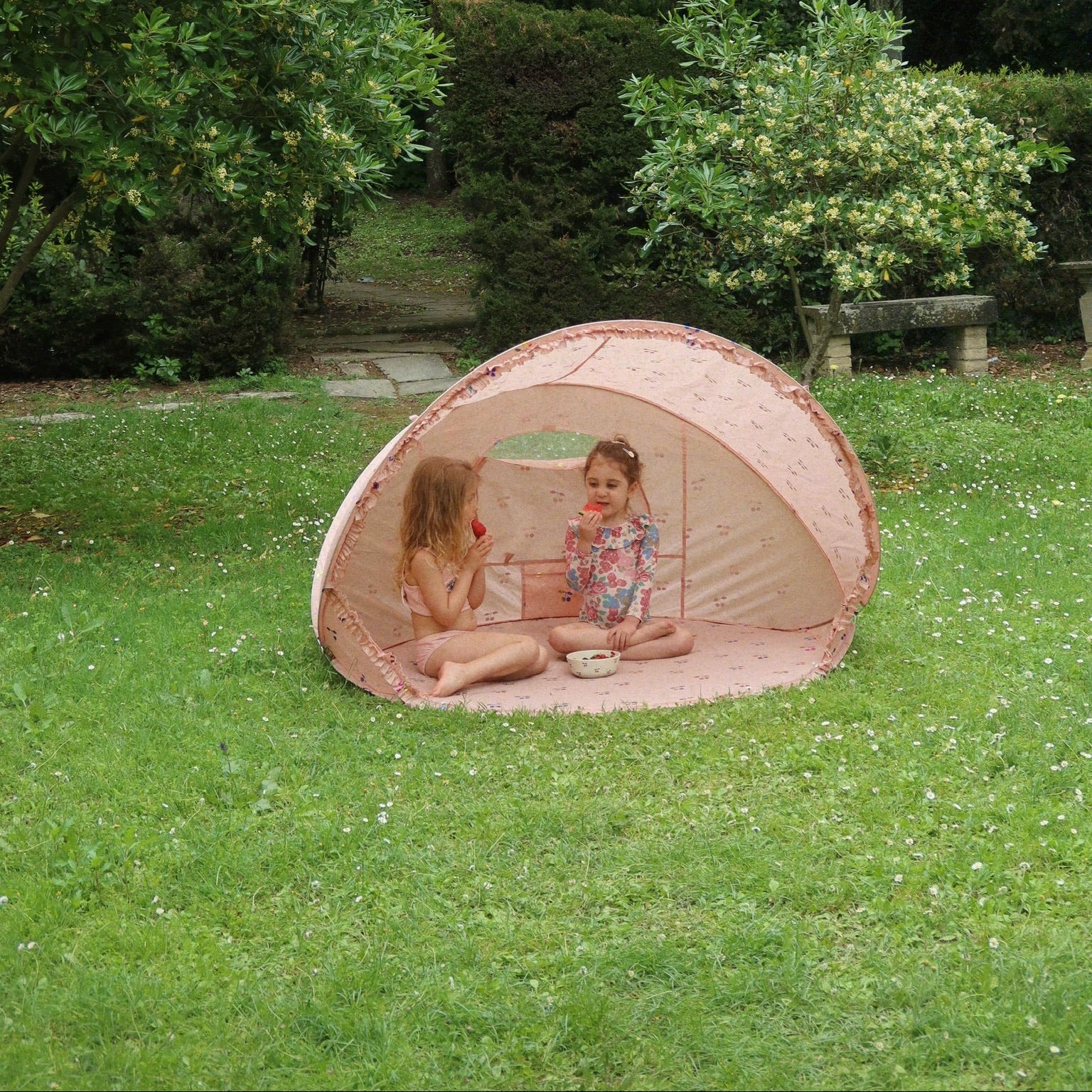 Konges Slojd – Beach Tent Pop Up UV 50+ Lace – Fairy Cherry – Mabel & Fox
