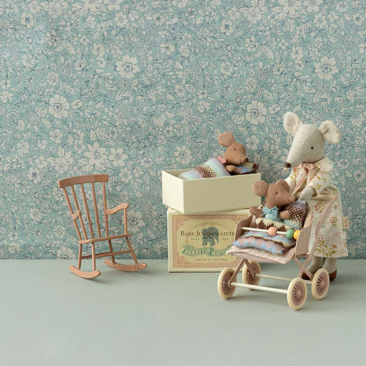 Maileg – Mouse Rocking Chair - Dark Powder - Mabel & Fox