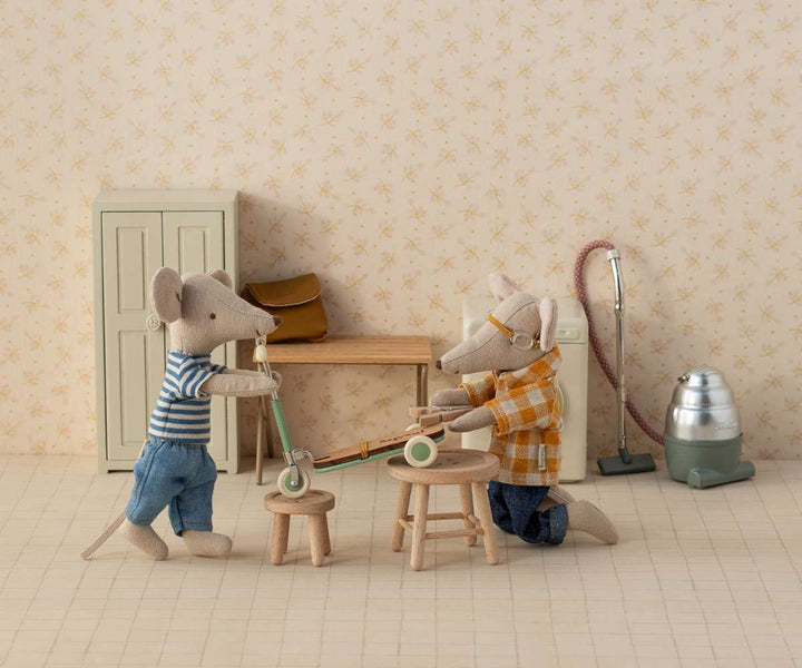 Maileg – Mouse Vacuum Cleaner - Mabel & Fox