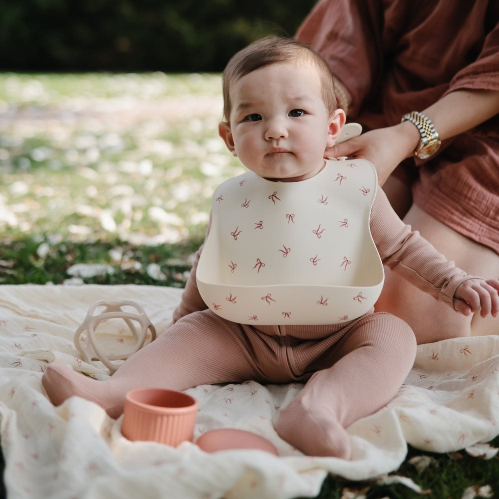 Mushie - Organic Swaddle - Bows - Mabel & Fox