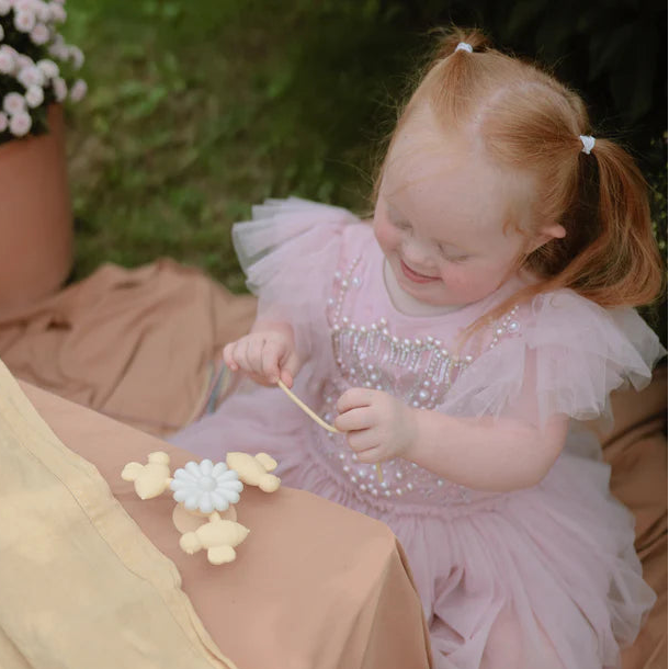 Mushie - Suction Spinner Toy - Bee - Mabel & Fox