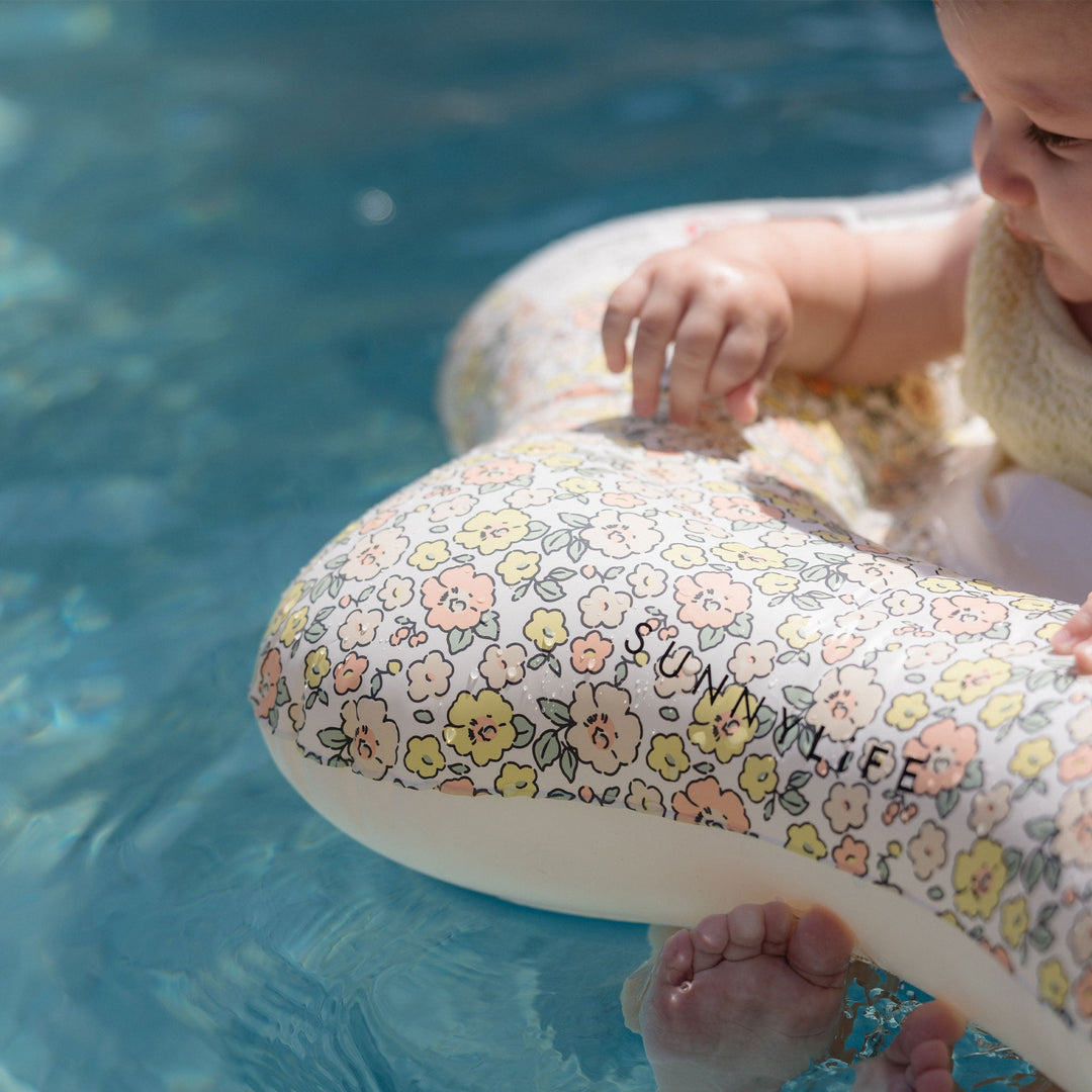 Sunnylife – Baby Seat Float – Into the Garden Ditsy Floral - Mabel & Fox