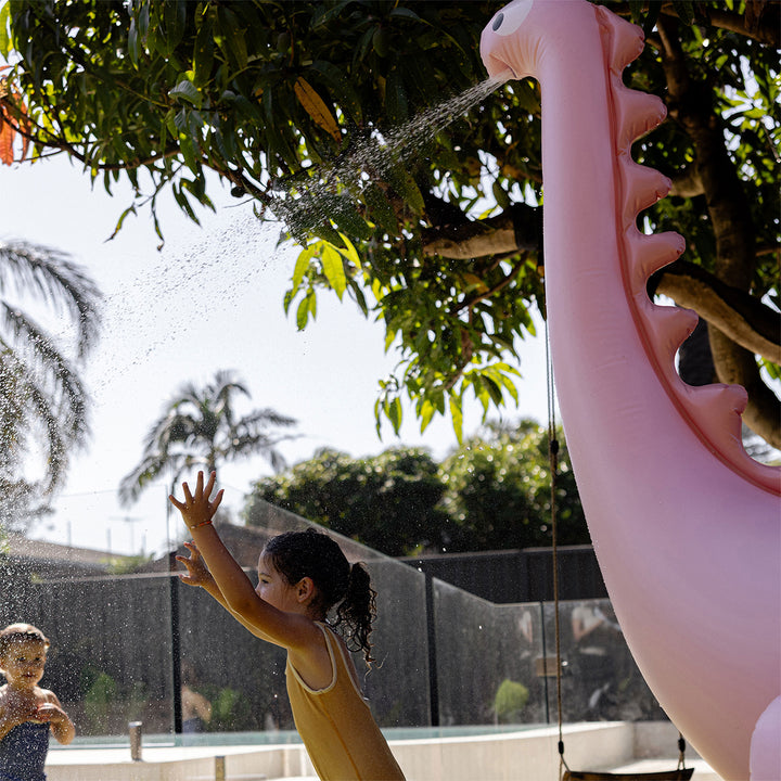 Sunnylife – Dino Giant Sprinkler – Into the Wild Pink - Mabel & Fox