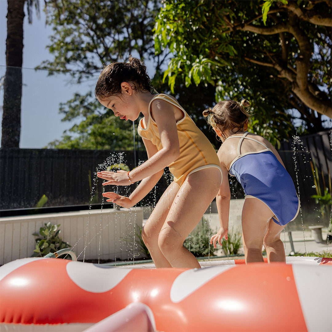 Sunnylife – Kids Sprinkler Mat – Poppy the Peach - Mabel & Fox
