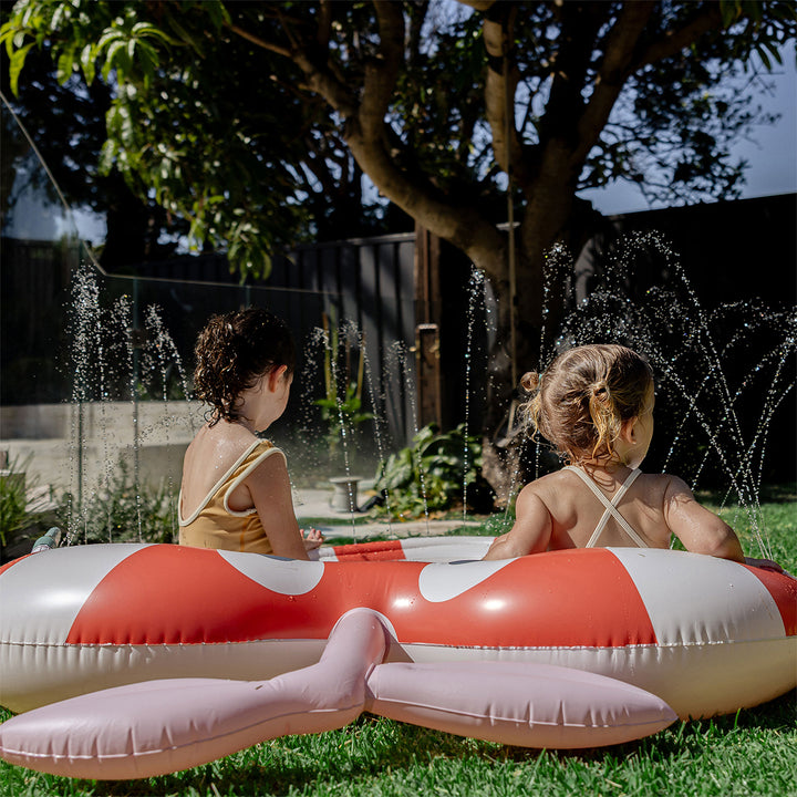 Sunnylife – Kids Sprinkler Mat – Poppy the Peach - Mabel & Fox