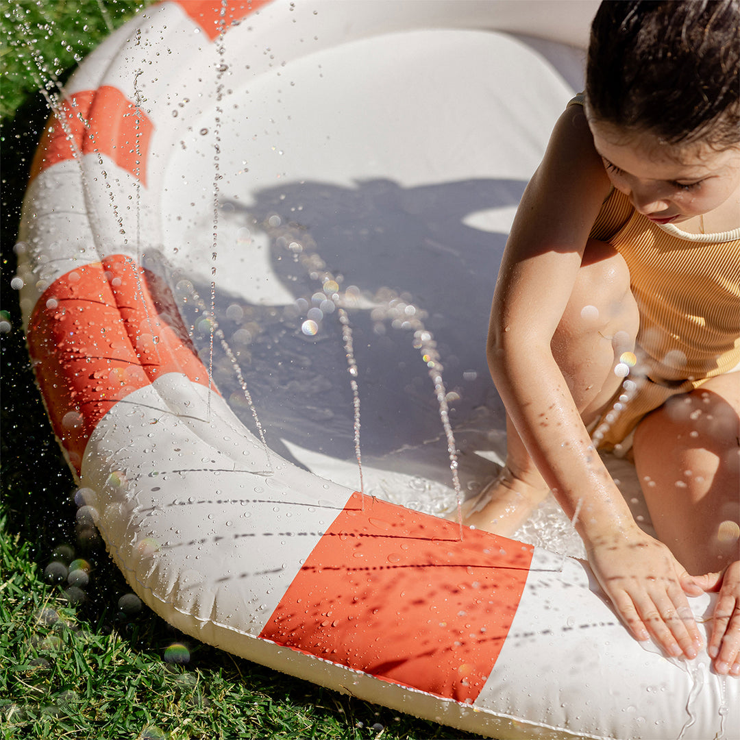 Sunnylife – Kids Sprinkler Mat – Poppy the Peach - Mabel & Fox