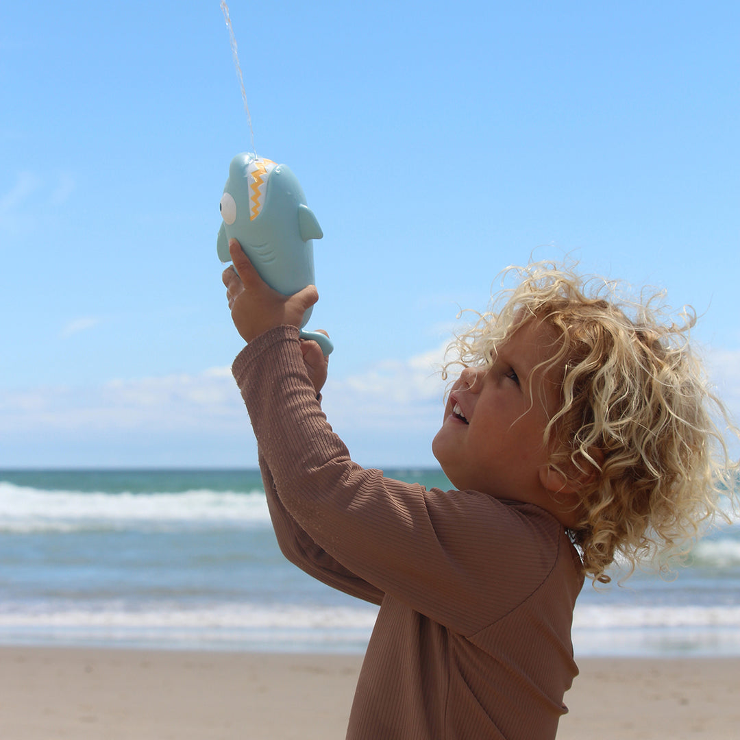 Sunnylife – Water Squirter – Shark Pastel Blue - Mabel & Fox