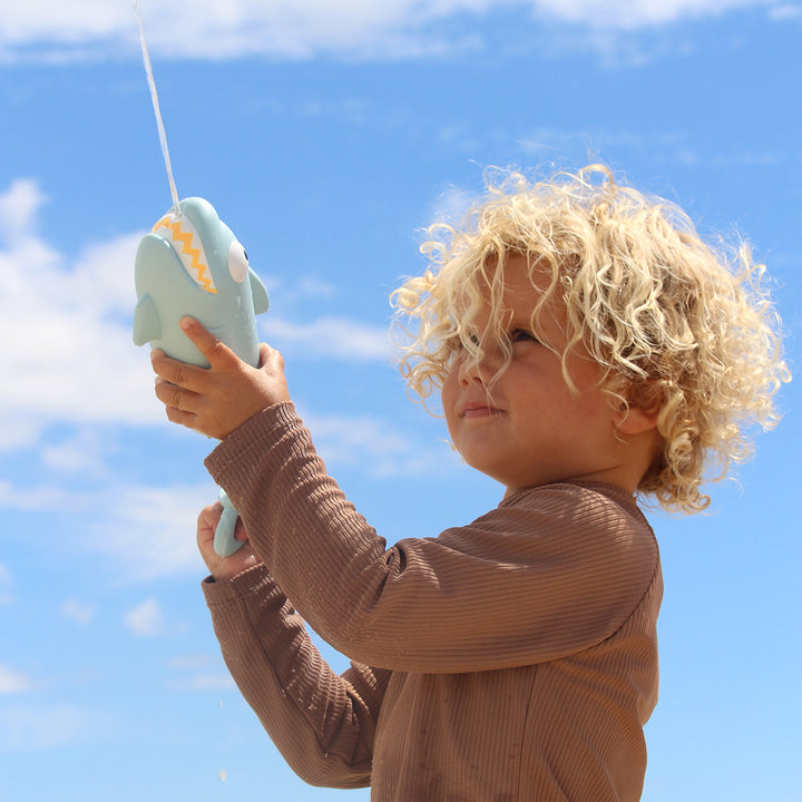Sunnylife – Water Squirter – Shark Pastel Blue - Mabel & Fox