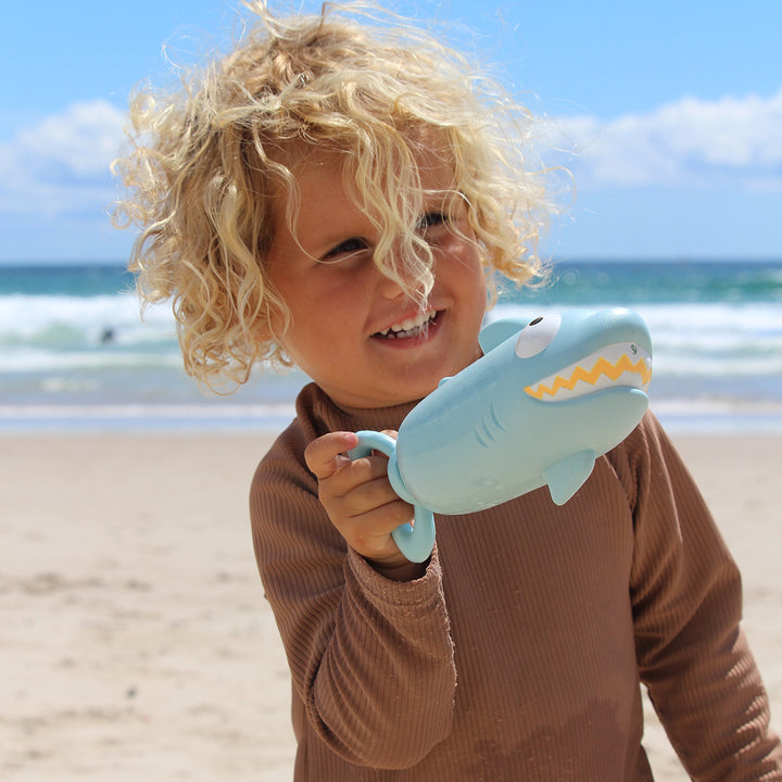 Sunnylife – Water Squirter – Shark Pastel Blue - Mabel & Fox