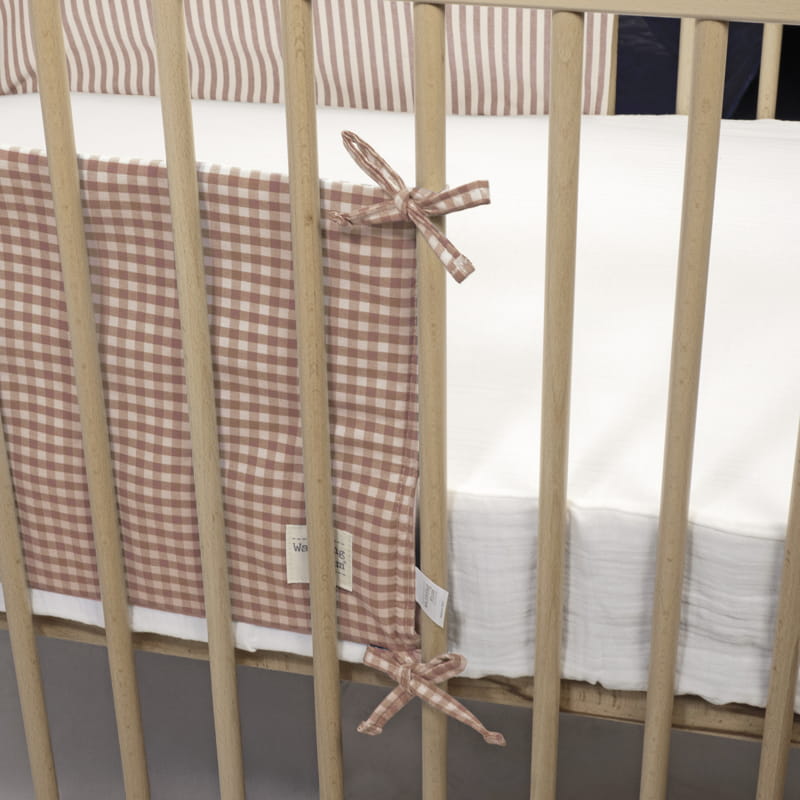 Walking Mum - Crib Bumper - Praliné Vichy / Stripes Mocha (120x60cm) - Mabel & Fox