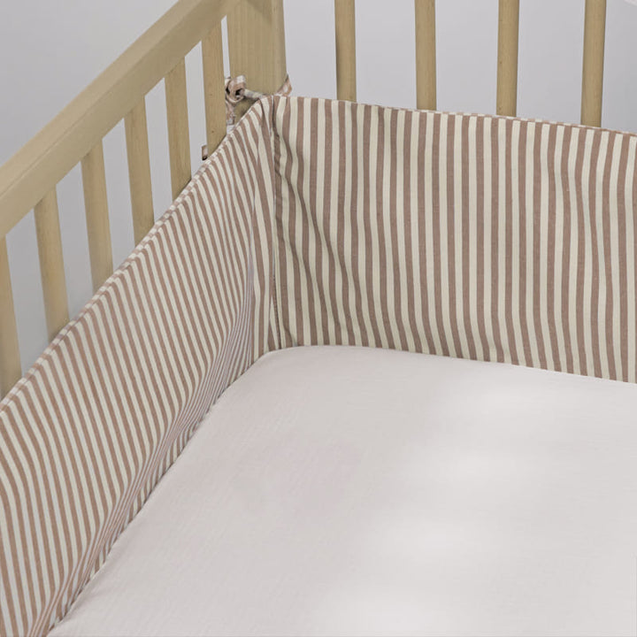 Walking Mum - Crib Bumper - Praliné Vichy / Stripes Mocha (120x60cm) - Mabel & Fox