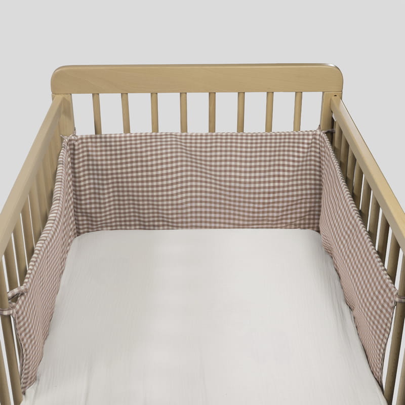Walking Mum - Crib Bumper - Praliné Vichy / Stripes Mocha (120x60cm) - Mabel & Fox