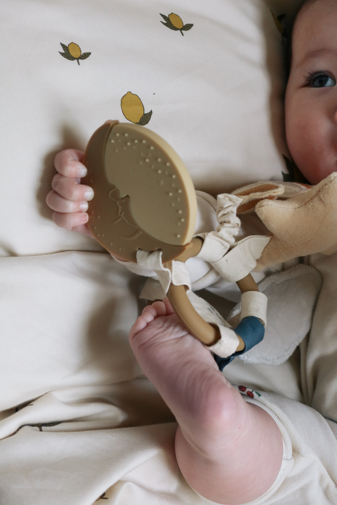 Konges Slojd - Activity Ring - Sky - Mabel & Fox